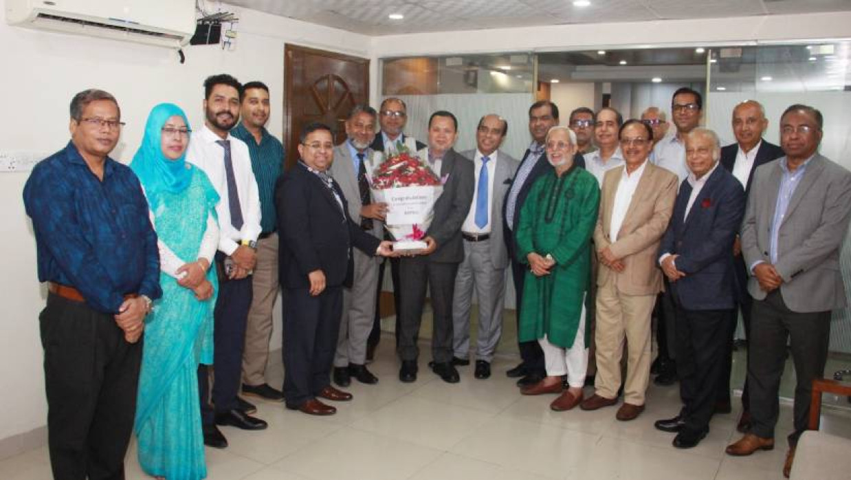 বনানীর এপিইউবি অফিসে এপিইউবির নবনির্বাচিত নির্বাহী কমিটিকে ফুলেল শুভেচ্ছা জানানো হয়