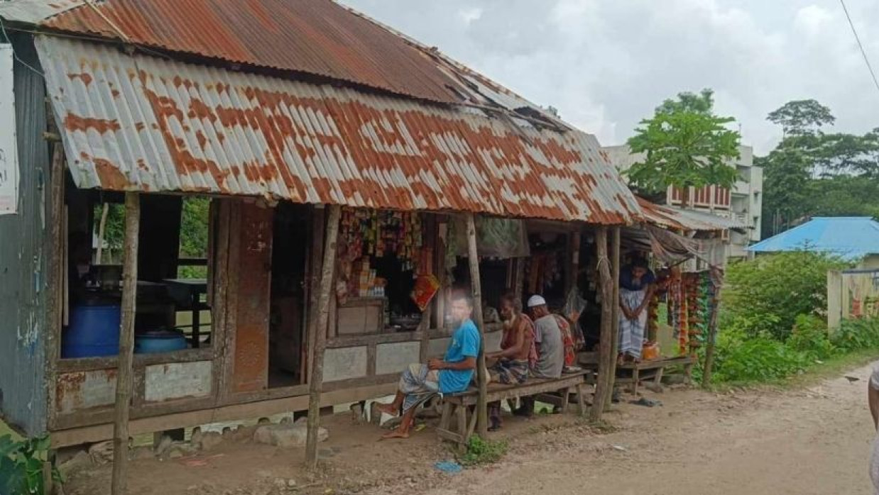 বিদ্যালয়ের জমিতে অবৈধভাবে দোকানঘর