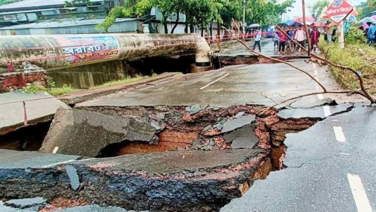 চট্টগ্রামে টানা বর্ষণে দেবে গেছে সড়ক