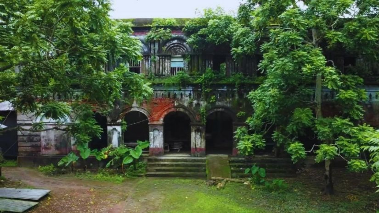 প্রায় দেড় শতাব্দী পুরোনো একটি প্রাসাদোপম বাড়ি
