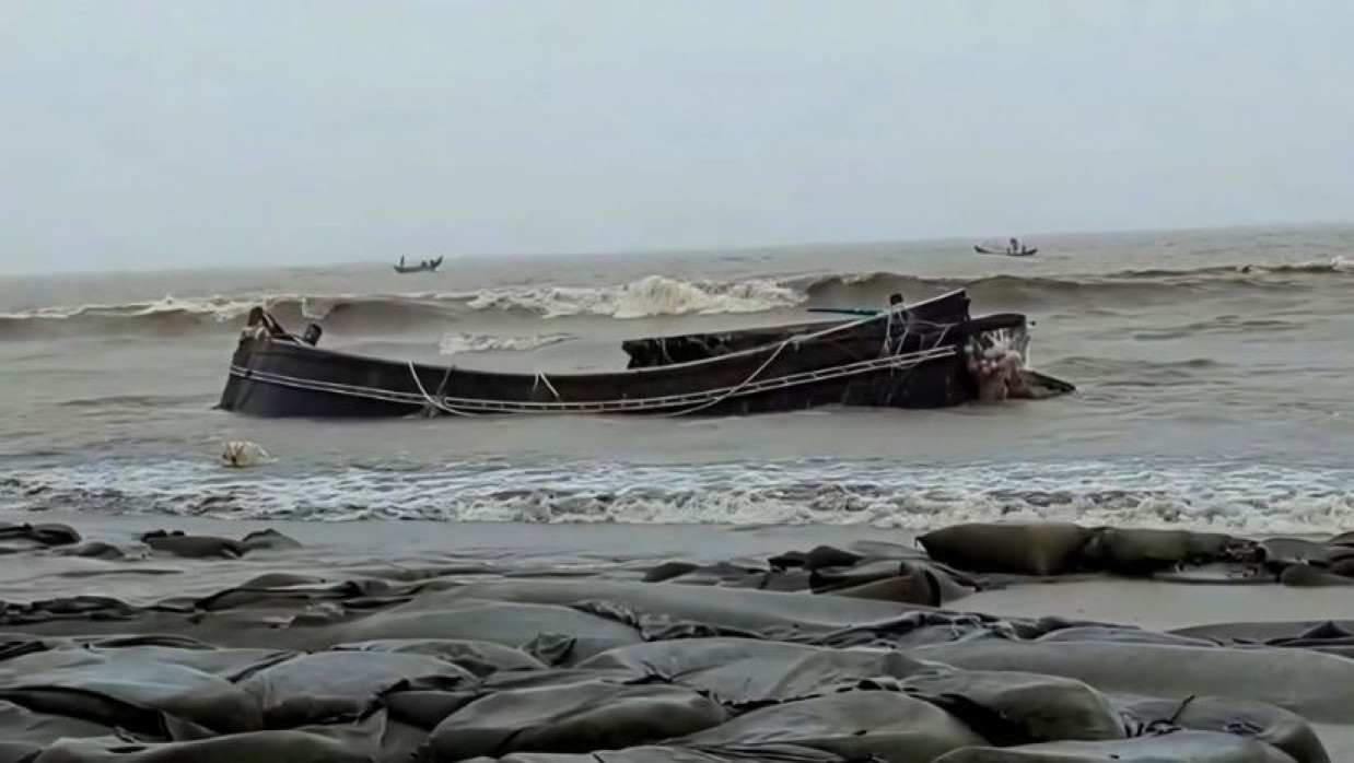  সৈকতে ভেসে এলো ট্রলার
