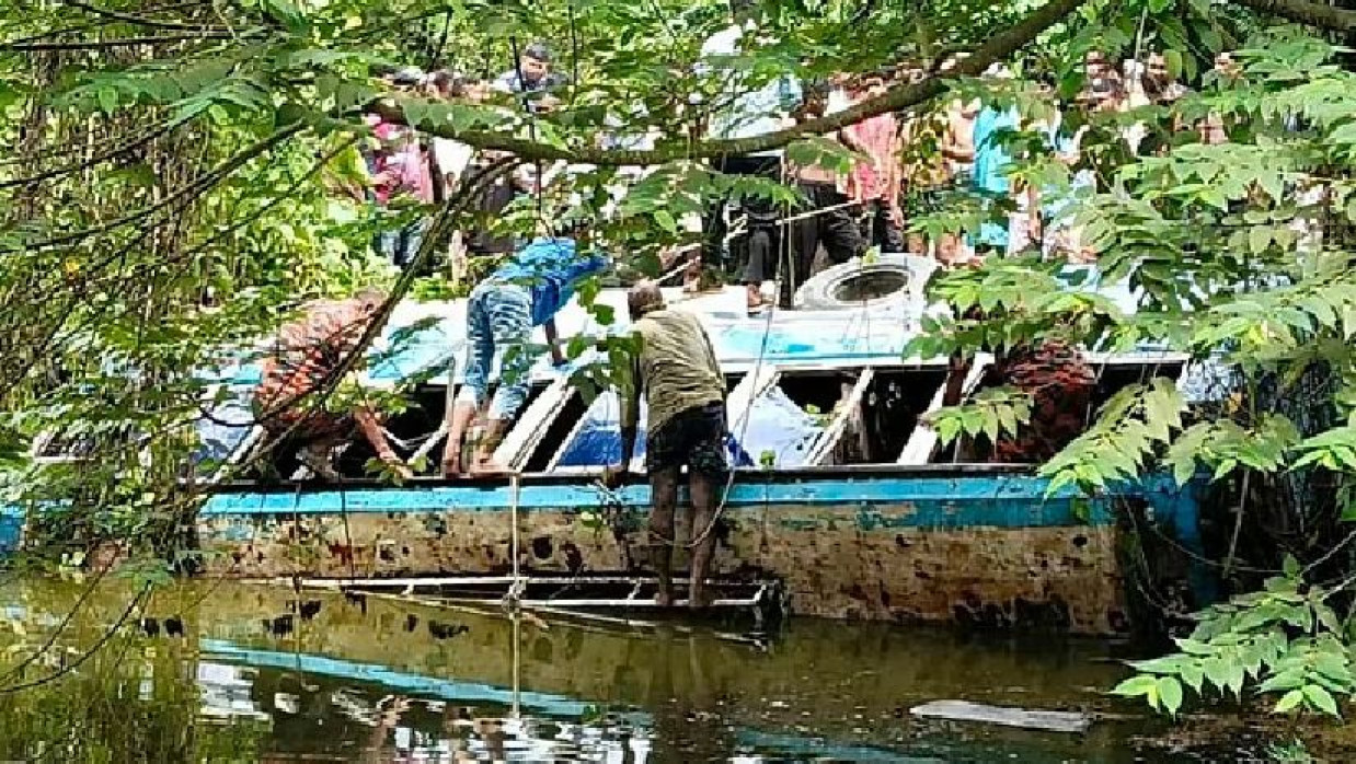 নিয়ন্ত্রণ হারিয়ে বাস উল্টে পুকুরে