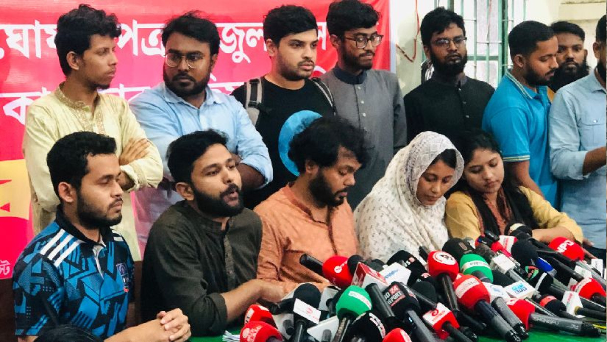 সংবাদ সম্মেলনে বক্তব্য দিচ্ছেন ইনকিলাব মঞ্চের শরীফ ওসমান হাদি