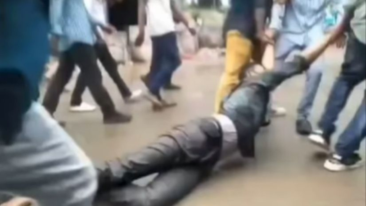 সাংবাদিককে টেনে হিঁচড়ে নিয়ে যাচ্ছে দুর্বৃত্তরা