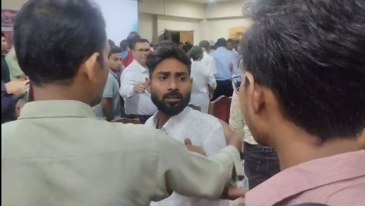 শোকজ পাওয়া ছাত্রদল নেতা সাংবাদিকদের হুমকি দেন