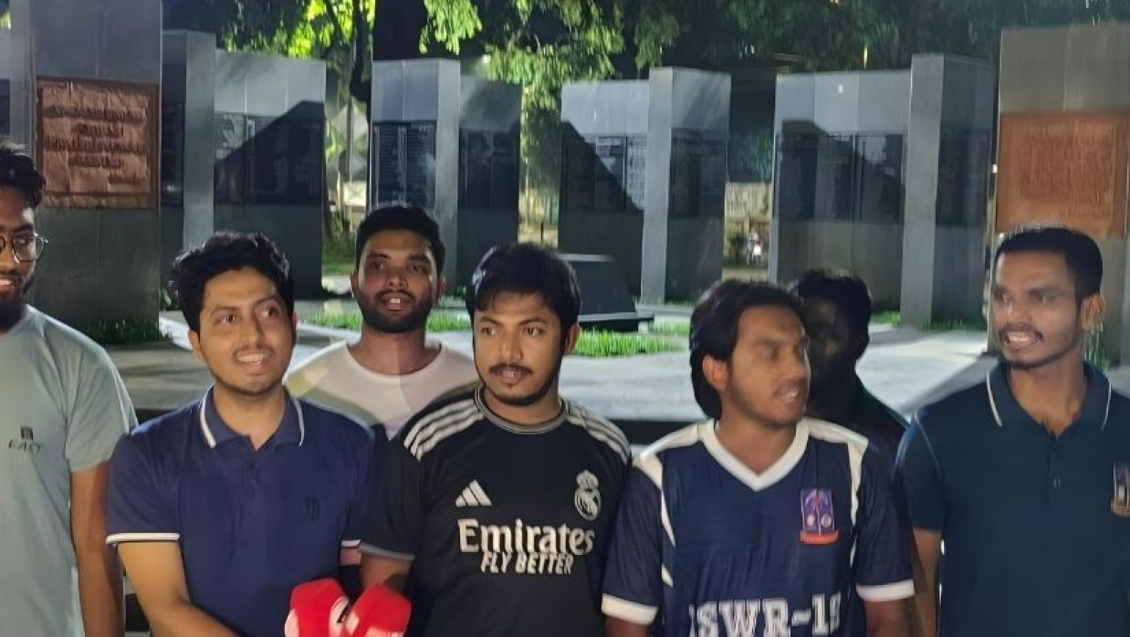 গাজীপুরে সাংবাদিককে পিটিয়ে হত্যার প্রতিবাদে ঢাবিতে বিক্ষোভ