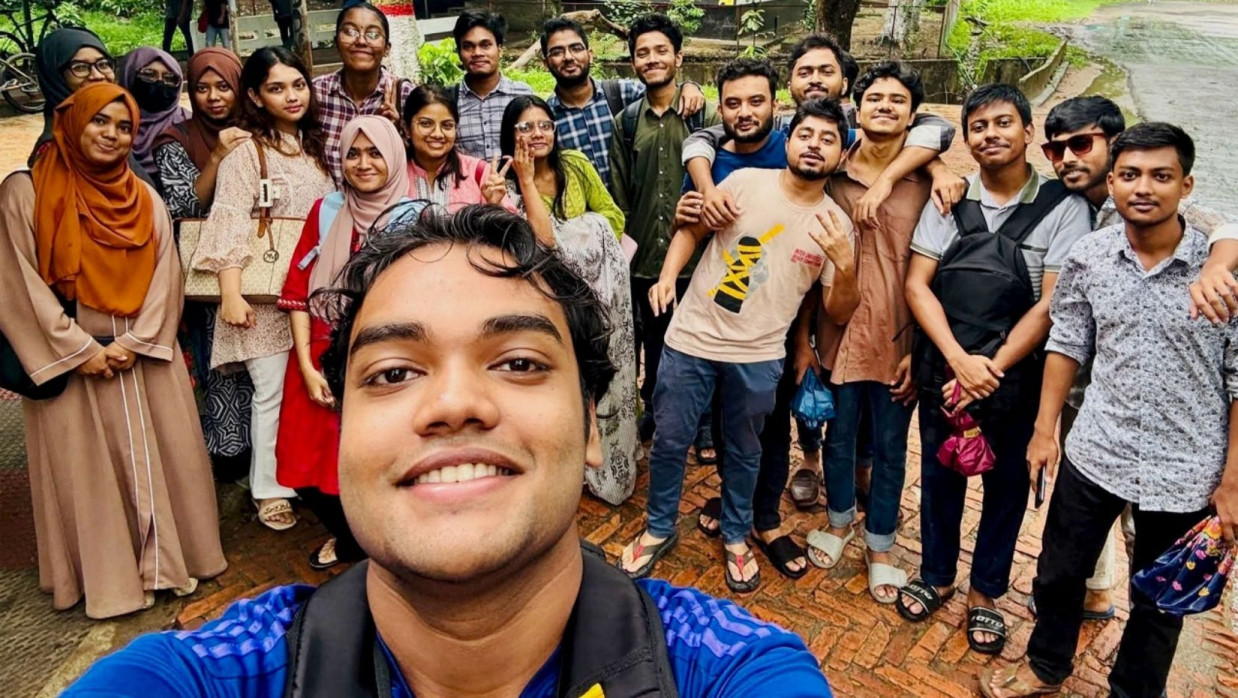 কক্সবাজার সমুদ্রসৈকত ভ্রমণে শিক্ষার্থীরা