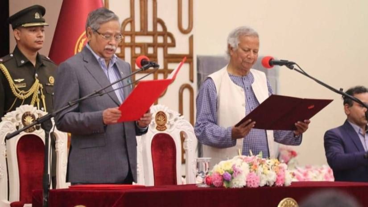 গণঅভ্যুত্থানের মুখে ক্ষমতাচ্যুত প্রধানমন্ত্রী শেখ হাসিনা পালিয়ে যাওয়ার পর শান্তিতে নোবেল বিজয়ী অধ্যাপক ড. মুহাম্মদ ইউনূসের নেতৃত্বে গঠিত অন্তর্বর্তী সরকার শপথ নেয়