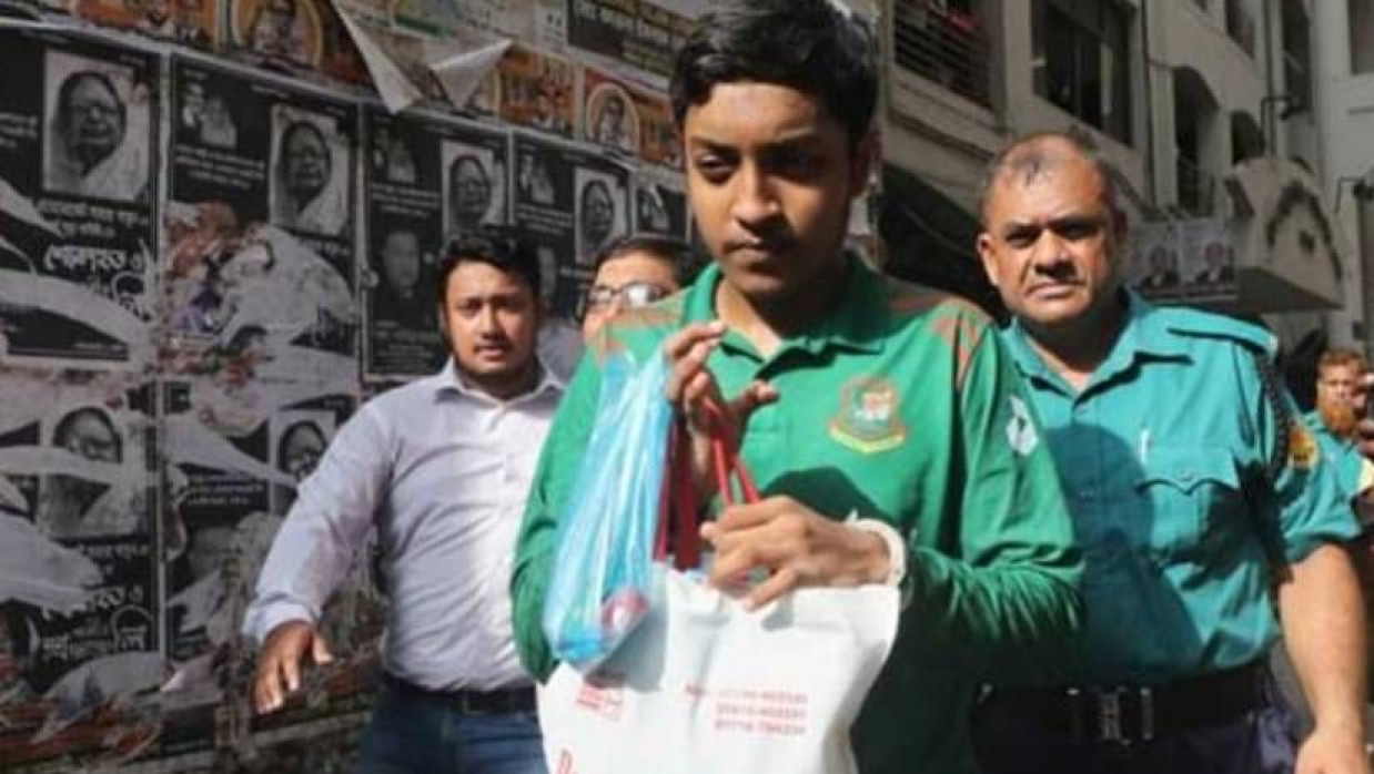 কিশোর হাসনাতুল ইসলাম ফাইয়াজকে হাতকড়া অবস্থায় আদালতে তোলা হয়েছিল