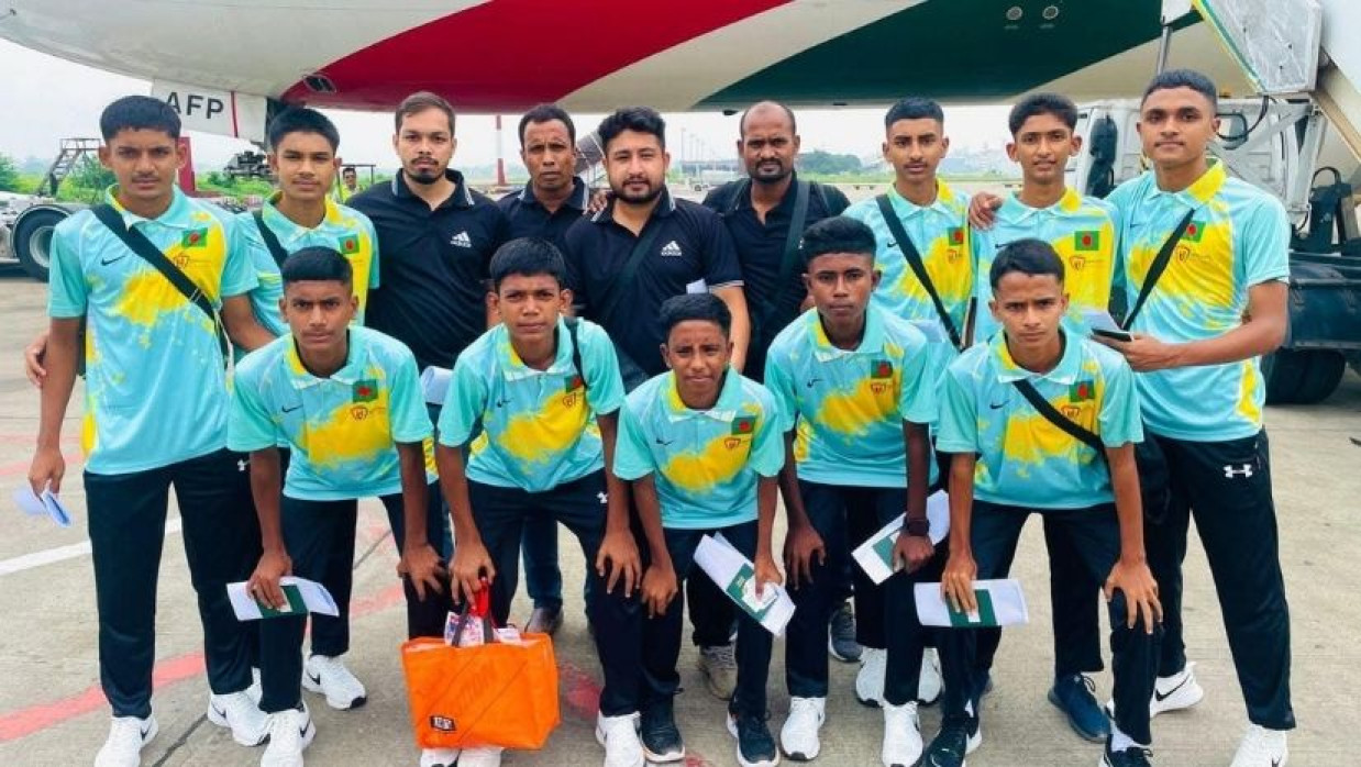 সাতক্ষীরার ১০ খুদে ফুটবলার 