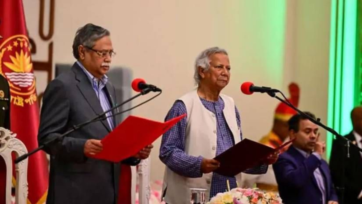 অন্তর্বর্তীকালীন সরকারের প্রধান হিসেবে শপথ নেন অধ্যাপক মুহাম্মদ ইউনূস