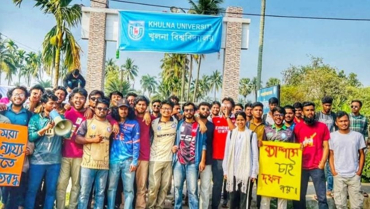 ক্যাম্পাস সম্প্রসারণের দাবিতে মানববন্ধনে শিক্ষার্থীরা