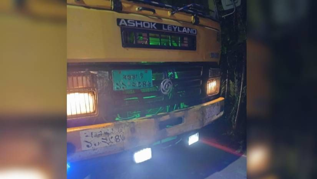 এই ট্রাকের চাপায় নিহত হন আতিকুর রহমান