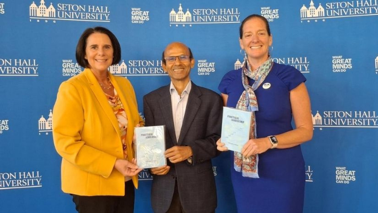 ‘প্র্যাকটিক্যাল লিডারশিপ’ বইয়ের মোড়ক উন্মোচন