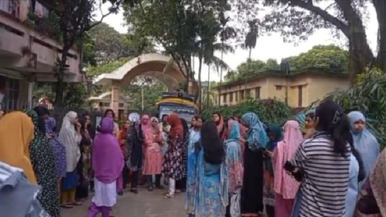 ছাত্ররাজনীতি নিষিদ্ধ দাবিতে বিক্ষোভ মিছিল ও চার দাবিতে হল প্রশাসন বরাবর স্মারকলিপি প্রদান