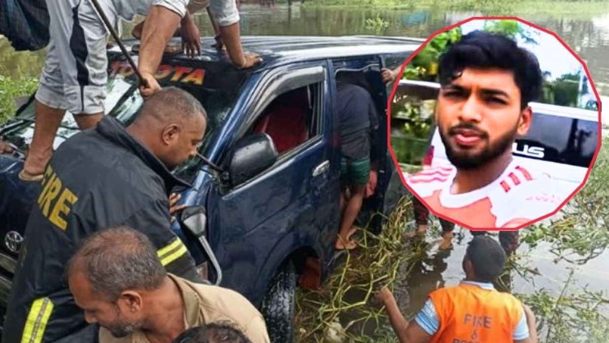 খালে পড়া মাইক্রোবাস