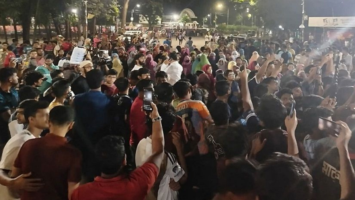 ঢাকা বিশ্ববিদ্যালয়ে শিক্ষার্থীদের বিক্ষোভ