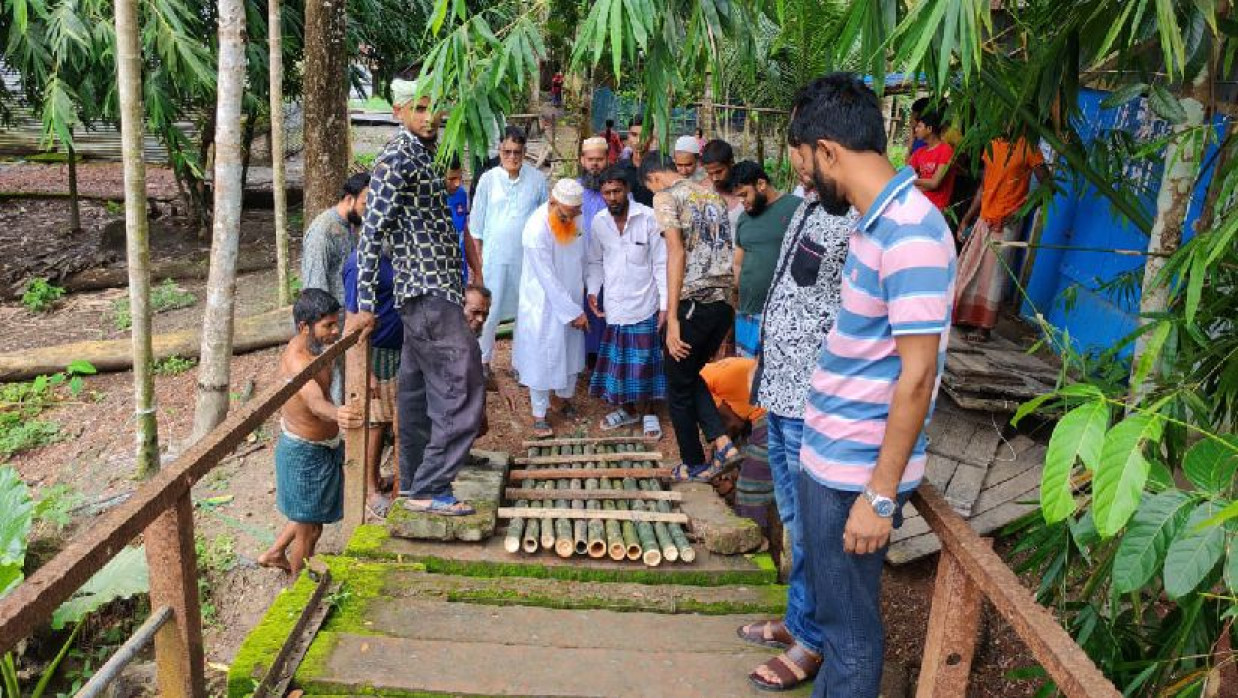 ৬৫ বছরের পুরোনো ব্রিজ মেরামতে এগিয়ে এলেন স্থানীয়রা