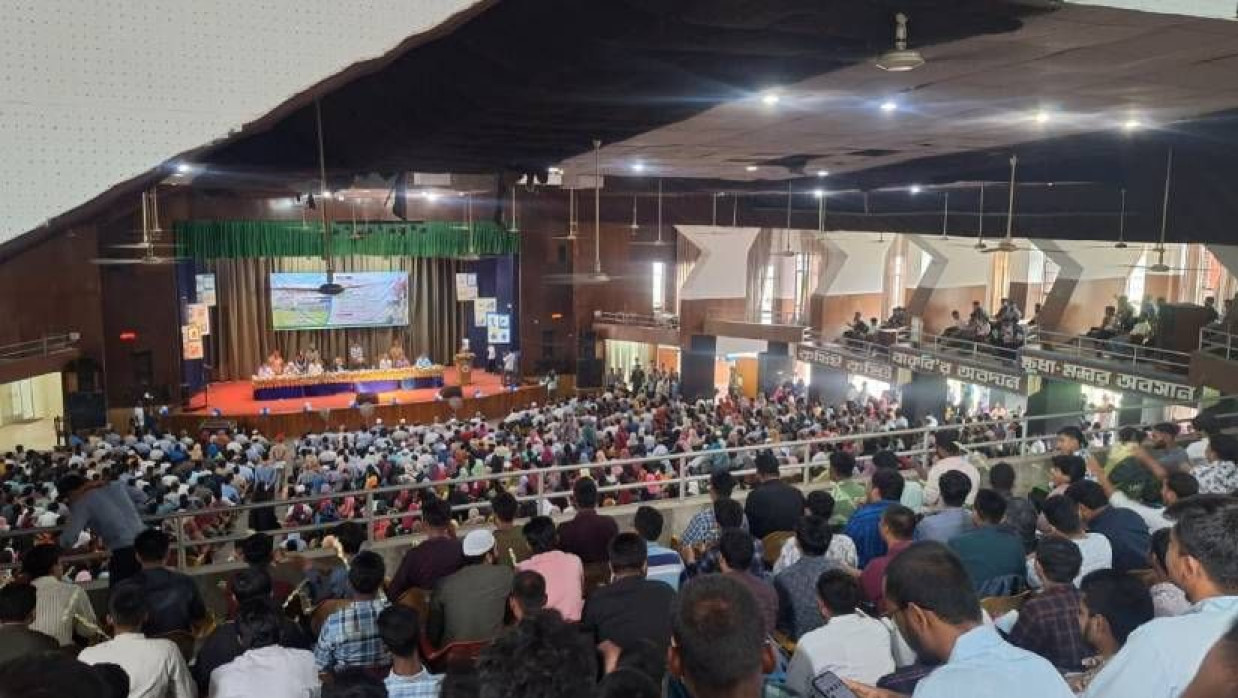 বিশ্ববিদ্যালয়ের শিল্পাচার্য জয়নুল আবেদিন মিলনায়তনে নবীনবরণ অনুষ্ঠানের আয়োজন করা হয়