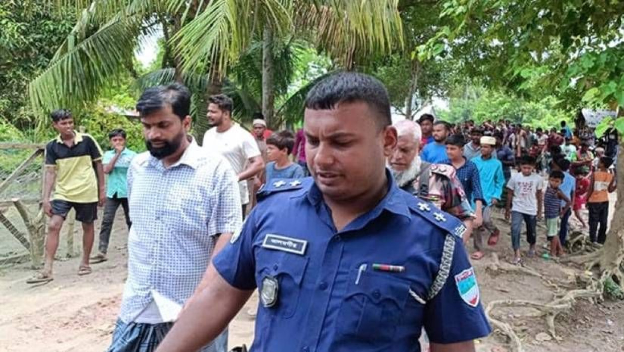স্থানীয়রা রিয়াজ উদ্দিনকে আটক করে পুলিশের হাতে তুলে দেন