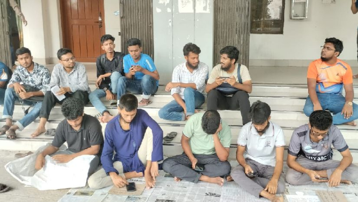 অনশনে পাবিপ্রবি শিক্ষার্থীরা