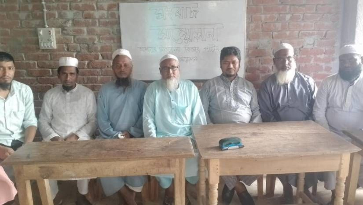 দিঘীরহাট নূরানী ইসলামি একাডেমি হলরুমে সাপাহার কিন্ডারগার্টেন অ্যাসোসিয়েশনের উদ্যোগে সংবাদ সম্মেলন করা হয়