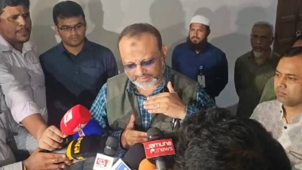 হল প্রভোস্ট স্ট্যান্ডিং কমিটির সঙ্গে বৈঠক শেষে কথা বলছেন উপাচার্য ড. অধ্যাপক নিয়াজ আহমেদ খান