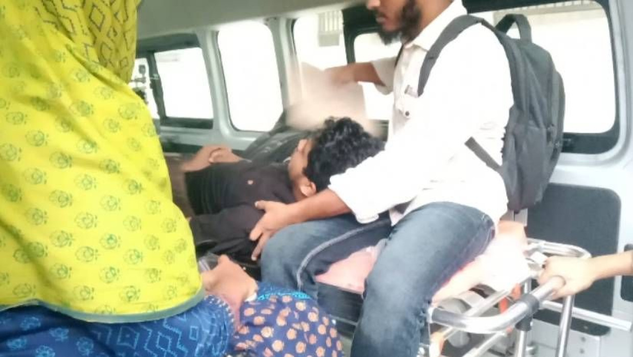 অসুস্থ শিক্ষার্থীকে বিশ্ববিদ্যালয়ের অ্যাম্বুলেন্সে করে পাবনা সদর হাসপাতালে নেওয়া হয়