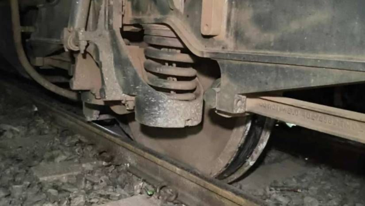 পদ্মা এক্সপ্রেস ট্রেনের ইঞ্জিন লাইনচ্যুত হয়েছে