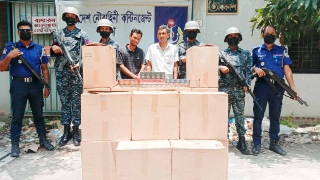 অবৈধ সিগারেট জব্দ করেছে বাংলাদেশ নৌবাহিনী