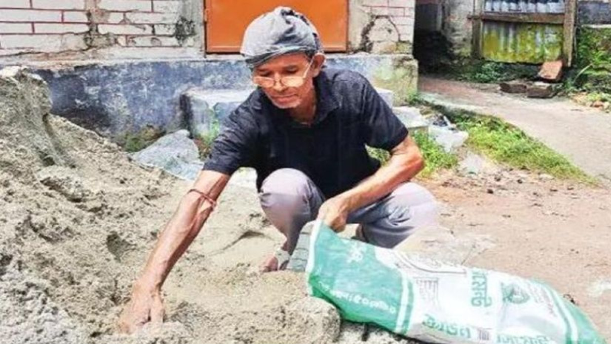 সংসার চালাতে রাজমিস্ত্রির সহকারী হিসেবে কাজ করছেন শিক্ষক গয়ানাথ