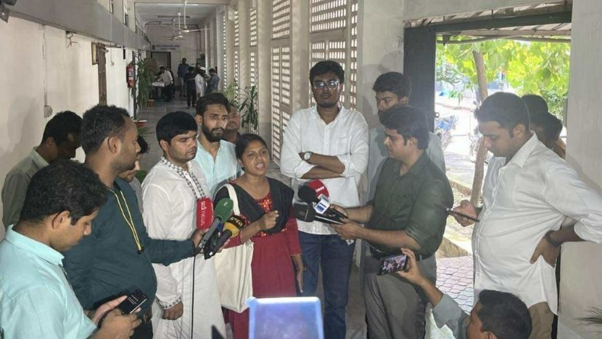 কথা বলছেন তিন ছাত্র সংগঠনের প্রতিনিধিরা