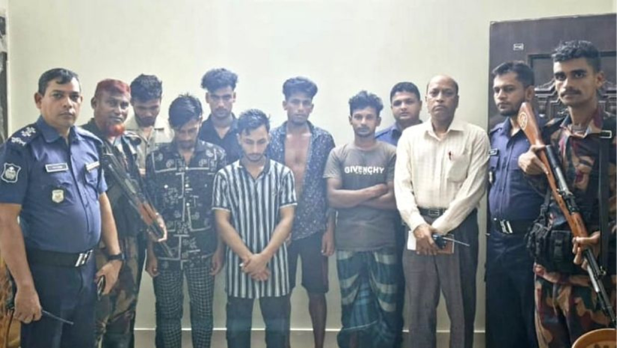 ভারতীয় মদসহ ৬ চোরাকারবারি আটক