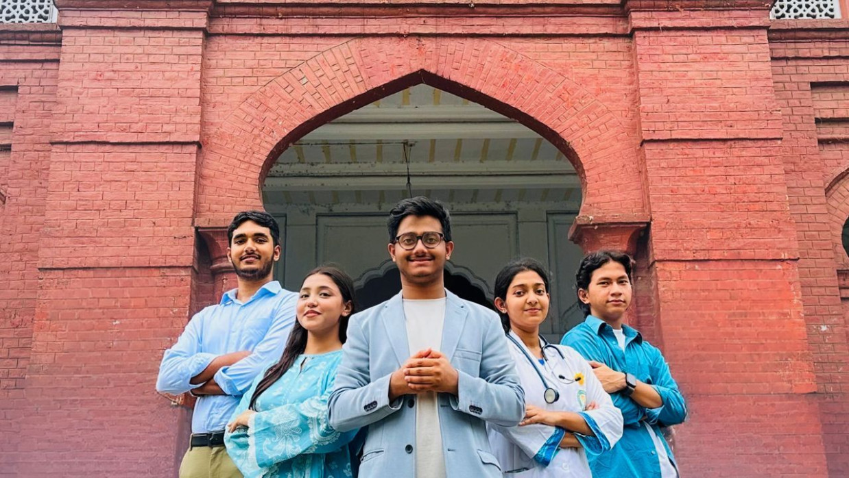 এআই নির্ভর অ্যাপ ‘মনতরঙ্গ’ উদ্যোগের সঙ্গে জড়িয়ে বেশ কয়েকজন তরুণ