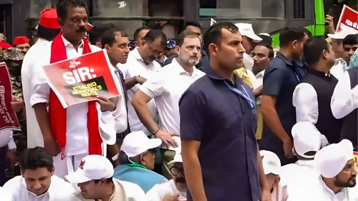 নির্বাচন কমিশন কার্যালয় ঘেরাও কর্মসূচি পালনকালে কংগ্রেস নেতারা আটক