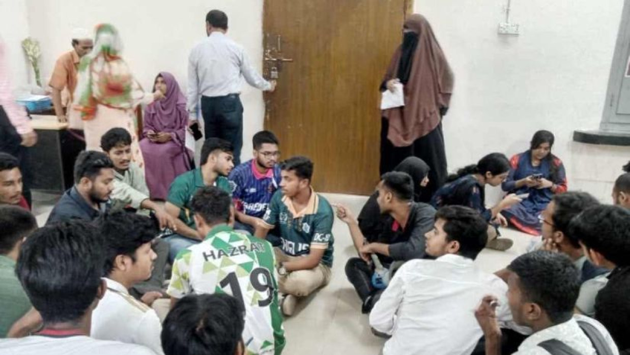 ঢাকা সেন্ট্রাল ইউনিভার্সিটির ভারপ্রাপ্ত প্রশাসক কার্যালয় অবরুদ্ধ