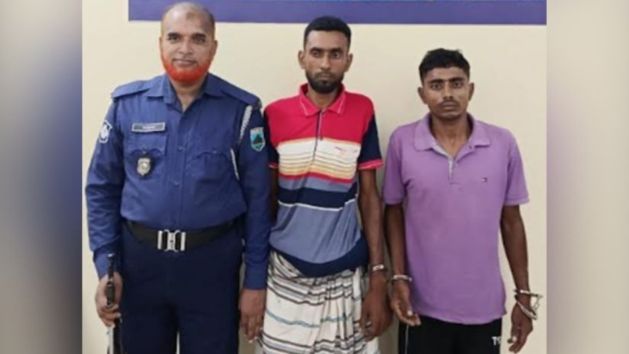 ২ জনকে গ্রেপ্তার করে পুলিশ