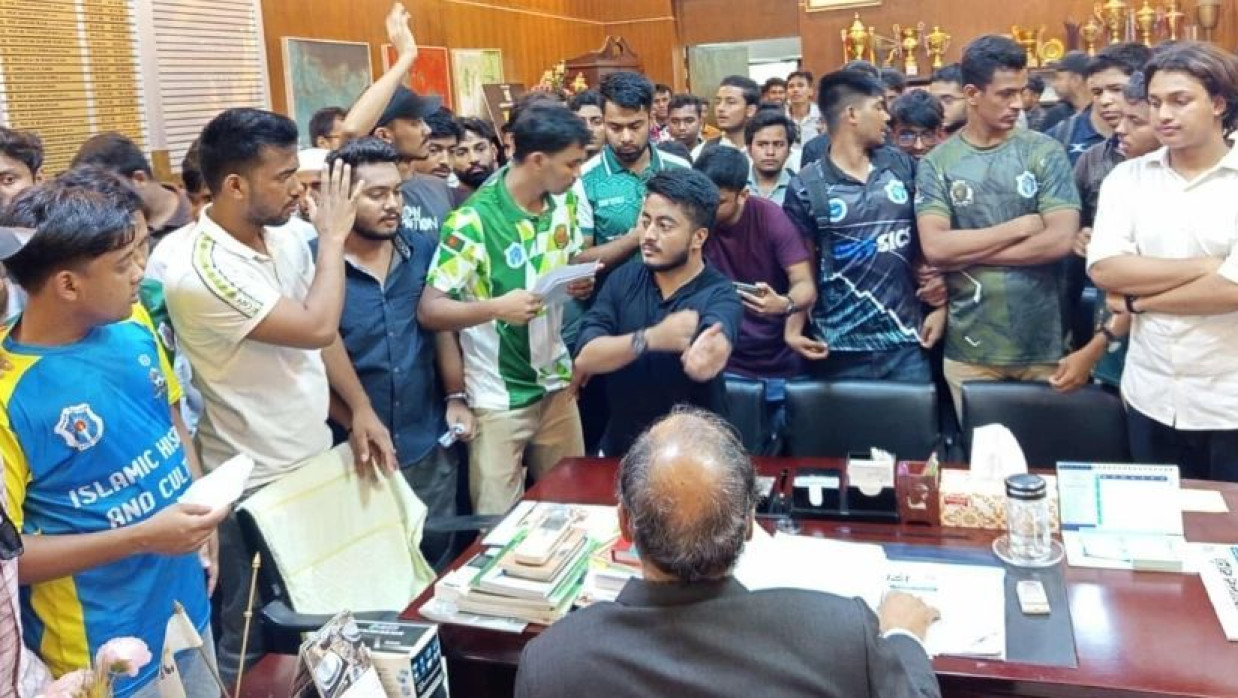 অন্তর্বর্তীকালীন প্রশাসক ও ঢাকা কলেজ অধ্যক্ষের কার্যালয়ে এ স্মারকলিপি দেন শিক্ষার্থীরা