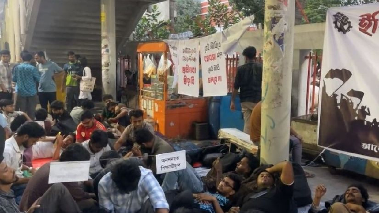 জাতীয় প্রেসক্লাবের সামনে ৪ ইঞ্জিনিয়ারিং কলেজের শিক্ষার্থীদের অনশন