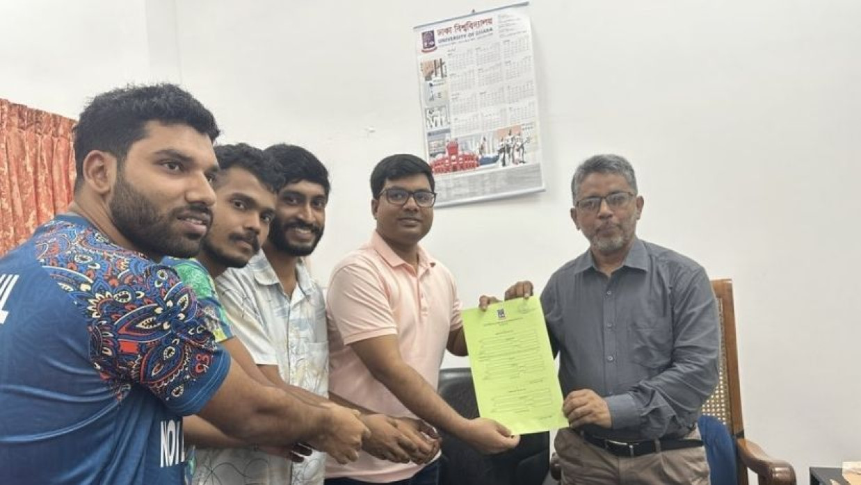 ডাকসুর ভিপি পদপ্রার্থী সিজার মনোনয়ন ফরম তুলছেন