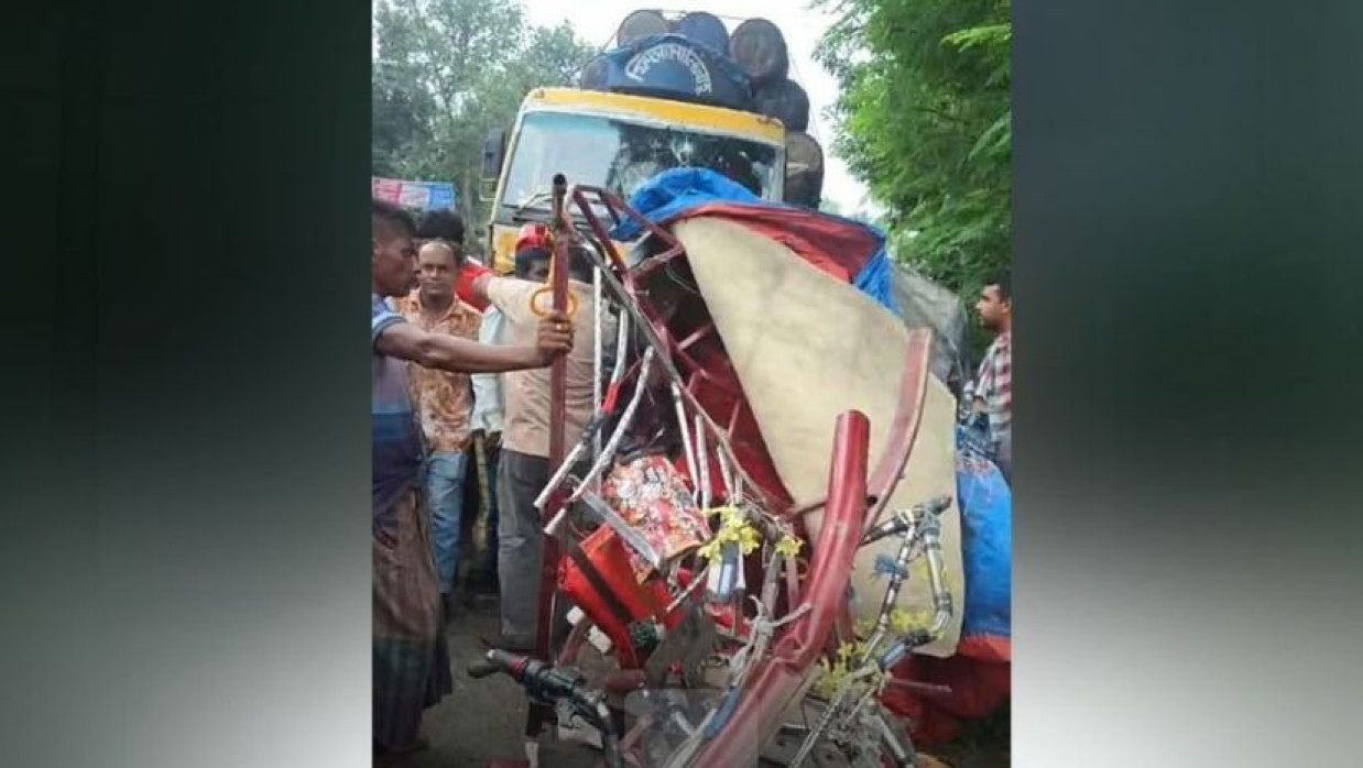 ট্রাকের সঙ্গে সংঘর্ষে ব্যাটারিচালিত অটোরিকশার সংঘর্ষ
