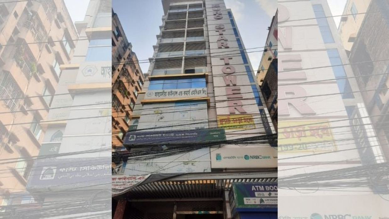 আহমেদীয়া সমবায়ের মালিক মনির আহমেদের মালিকানাধীন ভবন ক্রোক