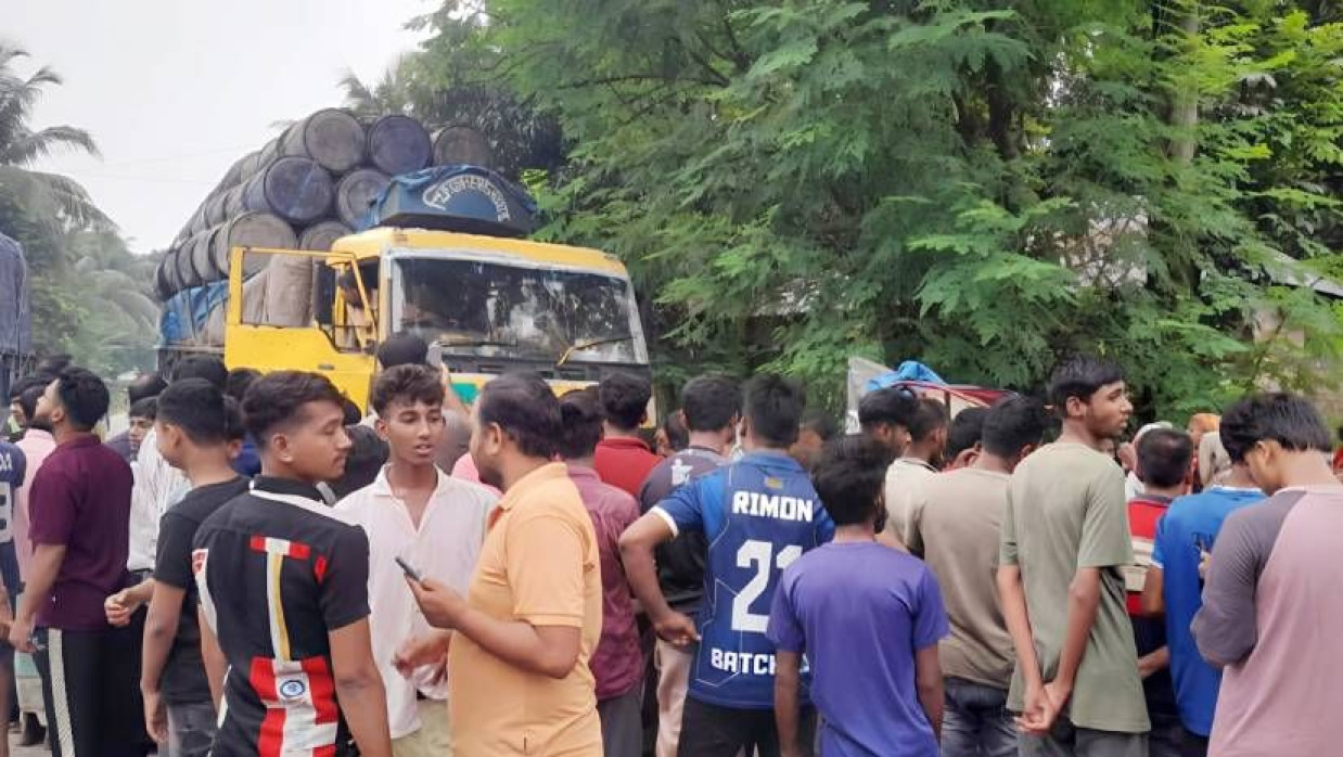 গাইবান্ধার গোবিন্দগঞ্জ-দিনাজপুর আঞ্চলিক সড়কের মৌসুমী পেট্রোলপাম্পের সামনে দুর্ঘটনা ঘটে