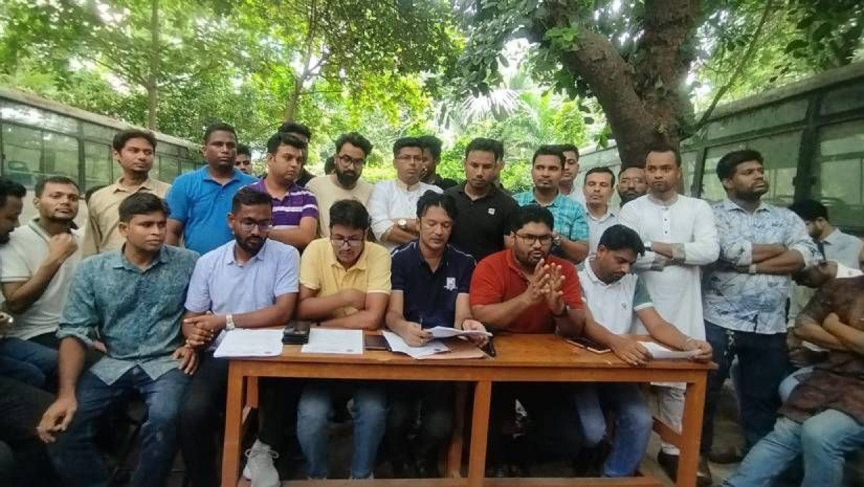 বিশ্ববিদ্যালয়ের কাঁঠালতলায় সংবাদ সম্মেলনে ছাত্রদলের নেতাকর্মীরা