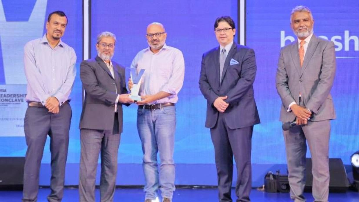 সম্প্রতি রাজধানীর একটি হোটেলে ‘বিকাশ’-এর প্রতিষ্ঠাতা ও চিফ এক্সিকিউটিভ অফিসার কামাল কাদীরের হাতে পুরস্কার তুলে দেওয়া হয়