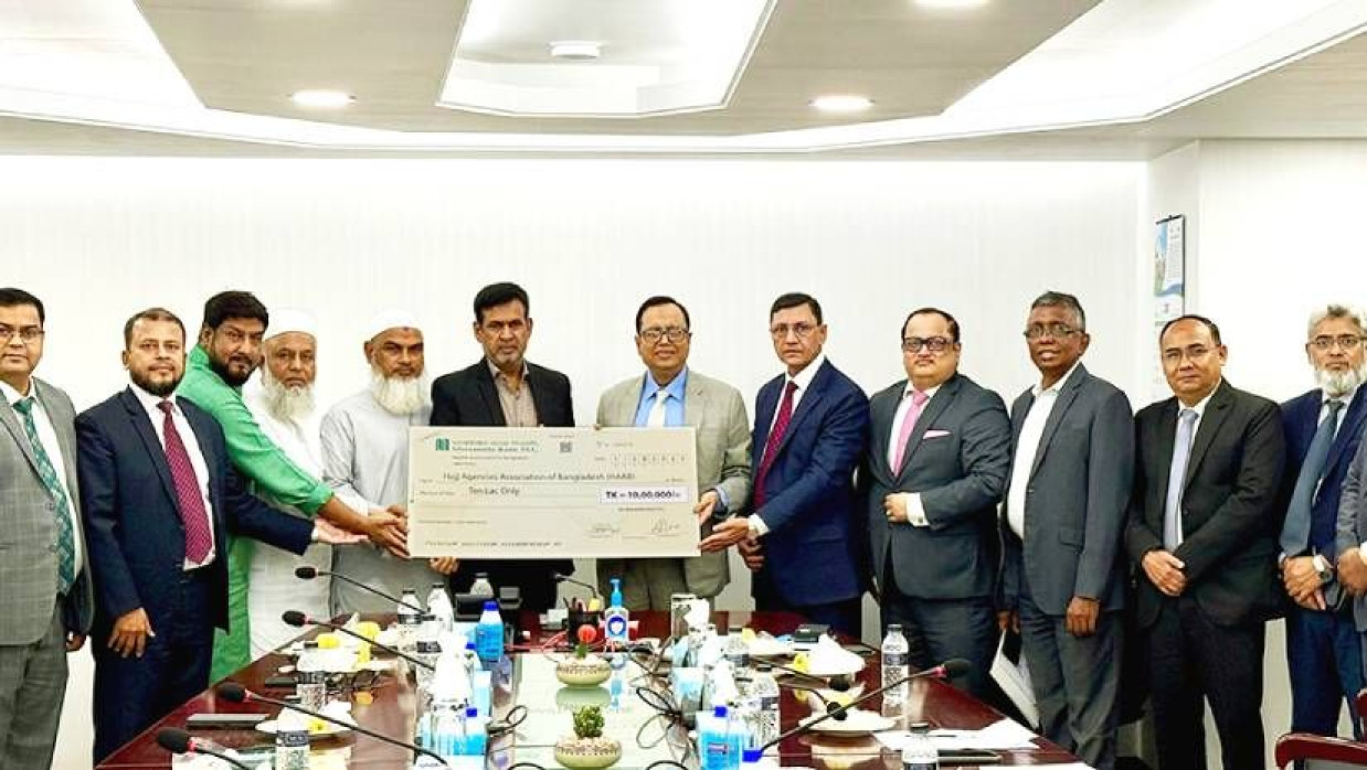ব্যাংকের প্রধান কার্যালয়ে কো-স্পন্সরশিপের ১০ লাখ টাকা মূল্যমানের চেকটি হাবের মহাসচিবের কাছে হস্তান্তর করা হয়