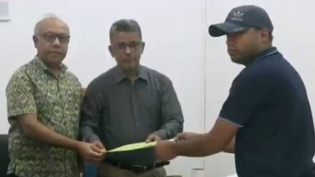 মনোনয়নপত্র সংগ্রহ করছেন এক প্রার্থী