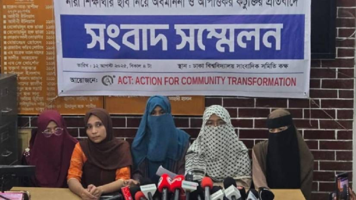 সংবাদ সম্মেলনে 