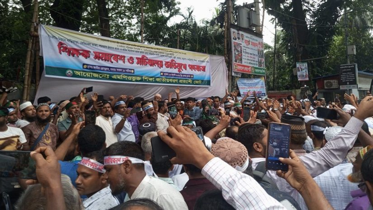 জাতীয়করণের দাবিতে ডাকা সমাবেশে যোগ দিতে ঢাকায় জড়ো হয়েছেন হাজারো শিক্ষকরা