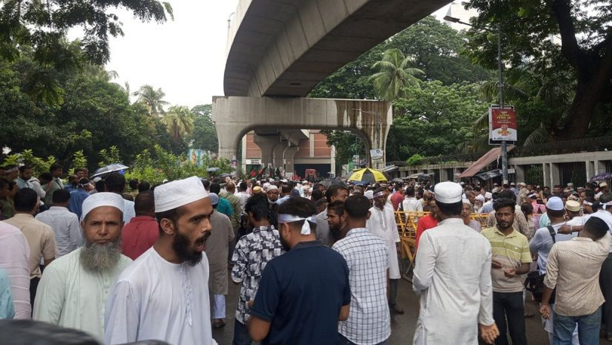 এমপিওভুক্ত শিক্ষাপ্রতিষ্ঠান জাতীয়করণের দাবিতে প্রেসক্লাবের সামনে শিক্ষকদের  সমাবেশ চলছে